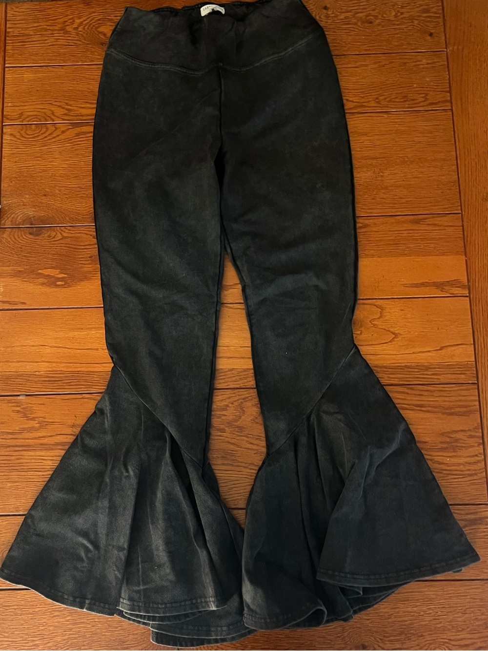 EARTHBOUND - Flare Wide-Leg Jegging - Charcoal